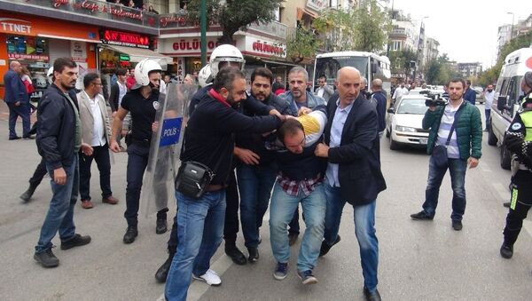 Bursa'da, 10 Ekim’de Ankara’daki terör saldırısının birinci yıldönümü dolayısıyla düzenlenmek istenen yürüyüşe polis izin vermedi. - Sputnik Türkiye