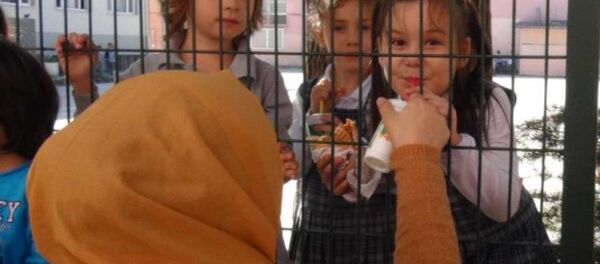 Okulda tel örgüler arasında yemek saati - Sputnik Türkiye