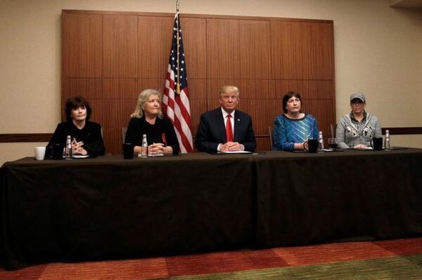 Trump, Bill Clinton'ı tacizle suçlayan kadınlarla - Sputnik Türkiye