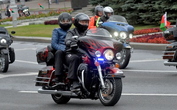 Belarus Devlet Başkanı Aleksandr Lukaşenko, başkent Minsk’te gerçekleştirilen Harley Davidson yarışında. - Sputnik Türkiye