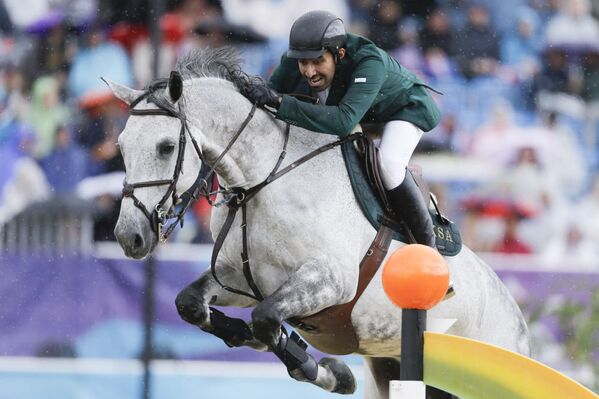 Suudi Arabistan Kralı Abdullah, Yaz Olimpiyatları sırasında gerçekleştirilen bir gösteride Davos isimi atıyla. - Sputnik Türkiye