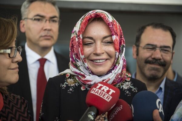 Lohan,  sığınmacıları ziyaretinde, Benim sığınmacılarla ilgili Türkiye'ye 3. gelişim. Gerçekten Türkiye güzel işler yapıyor. Bizim de bu konuda en azından yardımcı olmamız gerekir dedi. - Sputnik Türkiye