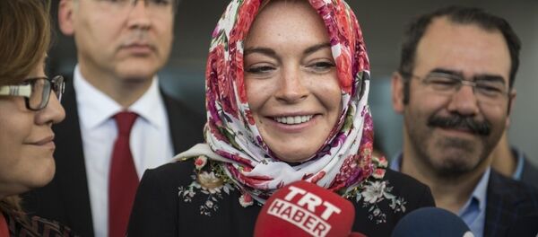 Lohan,  sığınmacıları ziyaretinde, Benim sığınmacılarla ilgili Türkiye'ye 3. gelişim. Gerçekten Türkiye güzel işler yapıyor. Bizim de bu konuda en azından yardımcı olmamız gerekir dedi. - Sputnik Türkiye