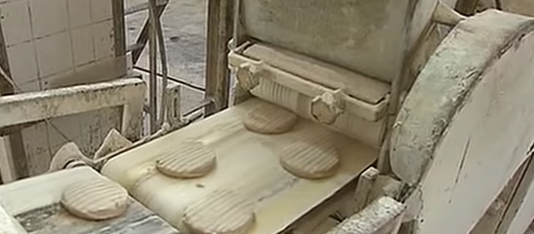 Rusya ordusu, Suriye’nin Halep kentine 5 ton un yardımı götürdü. - Sputnik Türkiye