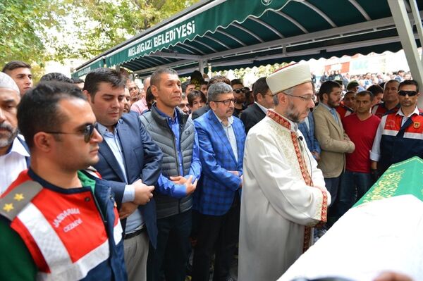 Darbe girişimine ilişkin yürütülen soruşturma kapsamında tutuklanan eski Boydak Holding Yönetim Kurulu Başkanı Hacı Boydak (sol 4) ve üst yöneticisi Memduh Boydak (sol 3) ile kardeşleri Bekir Boydak, cezaevinden izin alarak vefat eden annelerinin Kayseri'deki cenaze törenine katıldı. Kayseri'de dün yaşamını yitiren 82 yaşındaki Huriye Boydak için Camikebir'de cenaze töreni düzenlendi. Darbe girişimine ilişkin yürütülen soruşturma kapsamında tutuklanan eski Boydak Holding Yönetim Kurulu Başkanı Hacı Boydak (sol 4) ve üst yöneticisi Memduh Boydak (sol 3) ile kardeşleri Bekir Boydak, cezaevinden izin alarak vefat eden annelerinin Kayseri'deki cenaze törenine katıldı. Kayseri'de dün yaşamını yitiren 82 yaşındaki Huriye Boydak için Camikebir'de cenaze töreni düzenlendi. - Sputnik Türkiye