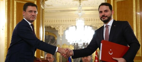 Cumhurbaşkanı Recep Tayyip Erdoğan ile Rusya Devlet Başkanı Vladimir Putin, Mabeyn Köşkü’nde bir araya geldi. Erdoğan ve Putin, görüşmenin ardından ortak basın toplantısı düzenledi. Toplantıda, Türk Akımı anlaşması, Türkiye Cumhuriyeti Enerji ve Tabii Kaynaklar Bakanı Berat Albayrak (sağda) ve Rus Enerji Bakanı Aleksandr Novak (solda), tarafından imzalandı. - Sputnik Türkiye