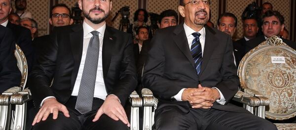 Enerji ve Tabii Kaynaklar Bakanı Berat Albayrak (solda) ile Suudi Arabistan Enerji Bakanı Al-Falih (sağda), Saudi Aramco ve 18 Türk şirketinin mutabakat zaptları imza törenine katıldı. - Sputnik Türkiye