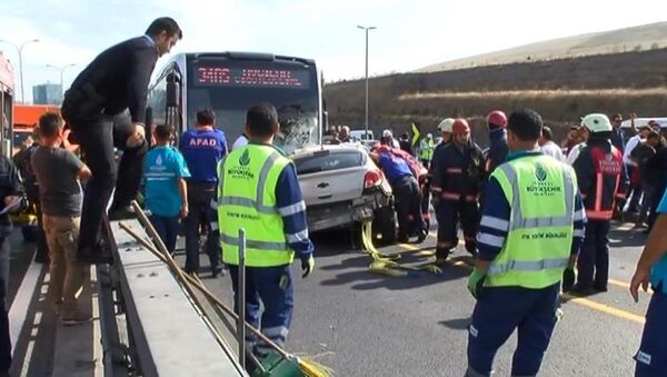 Olay yerine çok sayıda ambulans sevkedildi. Kaza nedeniyle metrobüs seferleri durdu. - Sputnik Türkiye