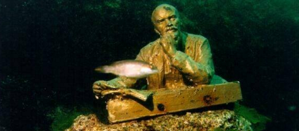 Kırım’daki Tarhankut burnu denizin metrelerce altında yer alan ve dünyanın en ilginç müzelerinden biri olan Liderler Geçidi Müzesi’ne ev sahipliği yapıyor. - Sputnik Türkiye