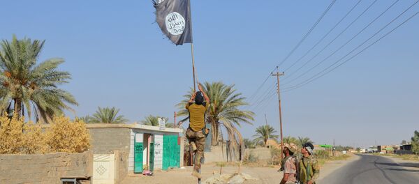 Irak askerleri Anbar'daki IŞİD bayrağını indirdi. Irak askerleri Anbar'daki IŞİD bayrağını indirdi. - Sputnik Türkiye