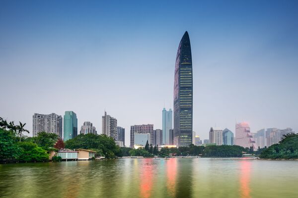 Kingkey 100 ünlü çok katlı bina Çin’in Shenchzhen şehrinde, Guangdong eyaletinin finans bölgesinin merkezinde bulunuyor. Bu bina dünyanın en yüksek binaları listesinde 10. sırada. Yüksekliği yaklaşık 442 metre. - Sputnik Türkiye