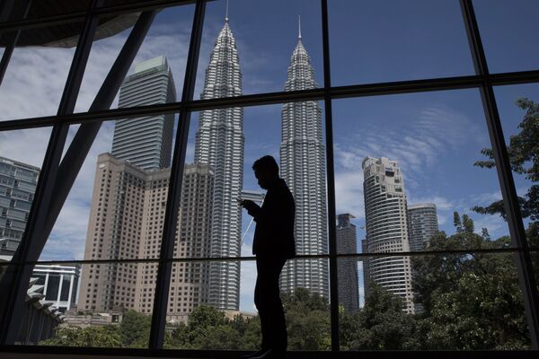 Malezya’nın başkenti Kuala Lumpur’da yüksekliği 452 metre olan Petronas ikiz kuleleri bulunuyor. İki kocaman mısıra benzeyen bu binalar çağdaş mimarlık eserleri olarak kabul edildi. - Sputnik Türkiye