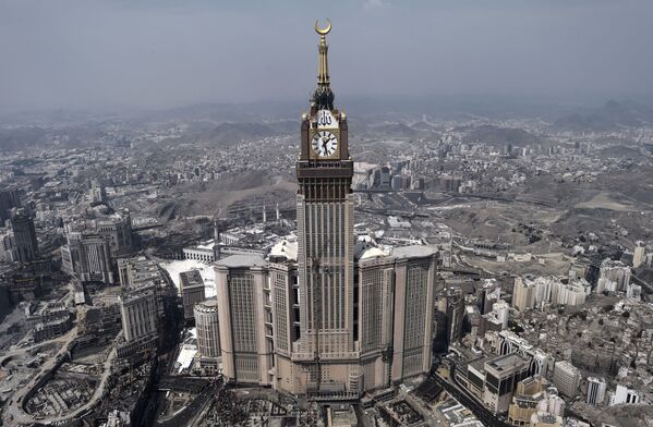 Mekke’de bulunan Abraj Al Bait binası dünyanın en ağır bina, Suudi Arabistan’da ise en yüksek binadır.  Yüksekliği 601 metre olan gökdelen Londra’daki Big Ben saatini benzeyen kocaman saatiyle süslenir. - Sputnik Türkiye