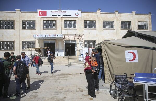 Suriye Ordusu'na bağlı ekiplerin kontrolünde Şehit Sandık Handavi Okulu, Cerablus Hastanesi, tadilat çalışmaları ve meydanlardaki yaşananları görüntüleyen basın mensupları halkla mülakat gerçekleştirip, takipçileriyle paylaştı. - Sputnik Türkiye
