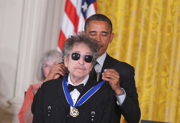 Dylan, 2012'de ABD Başkanı Barack Obama tarafından Özgürlük Madalyası ile ödüllendirilmişti. - Sputnik Türkiye