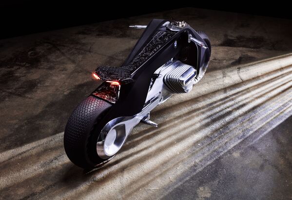 BMW şirketinin Motorrad Vision Next 100, geleceğin elektrik motosikleti olarak tanımlanıyor. - Sputnik Türkiye