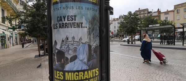 Beziers'teki ırkçı sığınmacı afişleri - Sputnik Türkiye