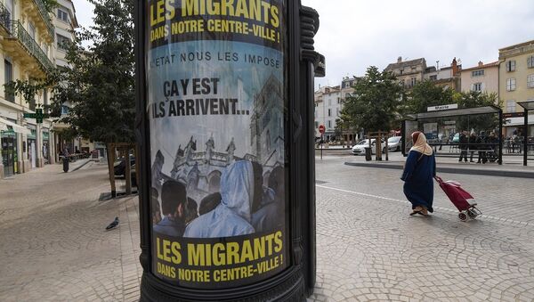 Beziers'teki ırkçı sığınmacı afişleri - Sputnik Türkiye