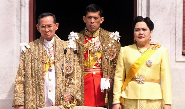Merhum Tayland Kralı Bhumibol Adulyade, eşi Kraliçe Sirikit ve oğulları Maha Vajiralongkorn - Sputnik Türkiye