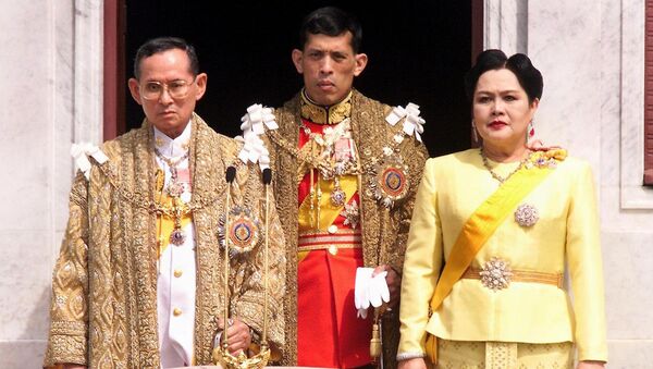 Merhum Tayland Kralı Bhumibol Adulyade, eşi Kraliçe Sirikit ve oğulları Maha Vajiralongkorn - Sputnik Türkiye