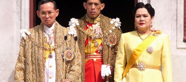 Merhum Tayland Kralı Bhumibol Adulyade, eşi Kraliçe Sirikit ve oğulları Maha Vajiralongkorn - Sputnik Türkiye