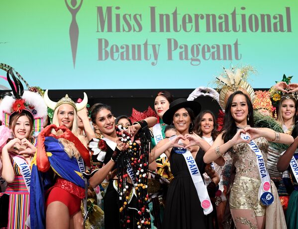 Japonya’nın başkenti Tokyo’da önceki günlerde 2016 Uluslararası Güzellik Yarışması’nın (Miss International Beauty Pageant 2016) basın için özel ön açılışı yapıldı. - Sputnik Türkiye