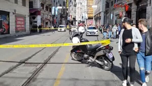 Beyoğlu İstiklal Caddesi'nde bir işyeri önündeki sahipsiz çanta polisi alarma geçirdi. - Sputnik Türkiye