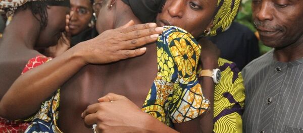 Nijerya’da Boko Haram tarafından kaçırılan ve 2 yıldan uzun süre sonra serbest bırakılan 21 Çibok kızının ailelerine kavuştuğu duygusal anlar kameralara yansıdı. - Sputnik Türkiye