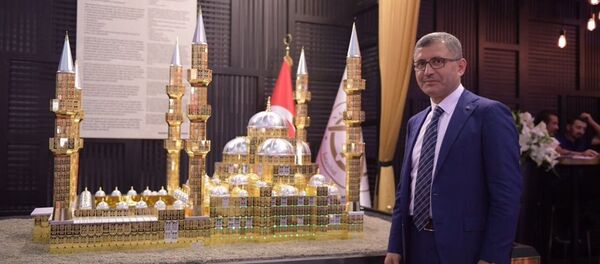 AK Partili Belediye Başkanı, Çamlıca Camii'nin altın maketini yaptırdı. - Sputnik Türkiye