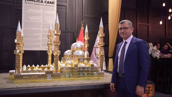 AK Partili Belediye Başkanı, Çamlıca Camii'nin altın maketini yaptırdı. - Sputnik Türkiye