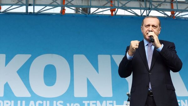 Cumhurbaşkanı Recep Tayyip Erdoğan, Konya'da Kılıçarslan Kent Meydanı'nda düzenlenen toplu açılış törenine katılarak vatandaşlara hitap etti. - Sputnik Türkiye