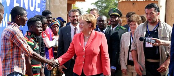 Afrika'nın refahının Almanya'nın da çıkarına olduğunu belirten Merkel, bunun için kıtanın kaderi ile daha yakından ilgilenilmesi gerektiğine dikkati çekti. - Sputnik Türkiye