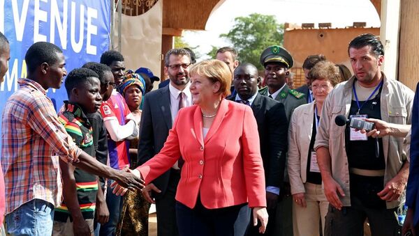 Afrika'nın refahının Almanya'nın da çıkarına olduğunu belirten Merkel, bunun için kıtanın kaderi ile daha yakından ilgilenilmesi gerektiğine dikkati çekti. - Sputnik Türkiye
