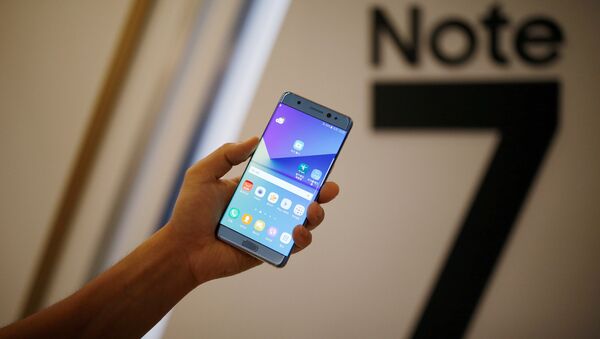 A model poses for photographs with a Galaxy Note 7 new smartphone during its launching ceremony in Seoul, South Korea, August 11, 2016. - Sputnik Türkiye