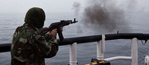 Ateş eden asker - Sputnik Türkiye