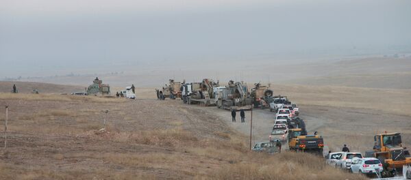 Musul operasyonuna çerçevesinde ilerleyen konvoyun ön sırasında zırhlı araçların yanı sıra iş makineleri de bulunuyor. - Sputnik Türkiye