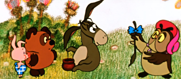 Winnie the Pooh öyküsü 90 yaşına girdi. Rus yazar Boris Zahoder’in çevirdiği ve Soyuzmultfilm stüdyosunun 1960’lı yıllarda ilk kez çizgi filme dönüştürdüğü Winnie the Pooh, Rusya’da Vinni-Puh adıyla izleyiciyle buluştu. - Sputnik Türkiye