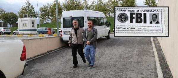 Sakarya'da, üzerinde sahte FBI kimliğiyle yakalanan Fatih Akçay ile 2 kişi adliyeye sevk edildi. - Sputnik Türkiye