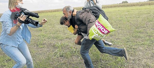 Macar kameraman Petra László ve sığınmacı - Sputnik Türkiye