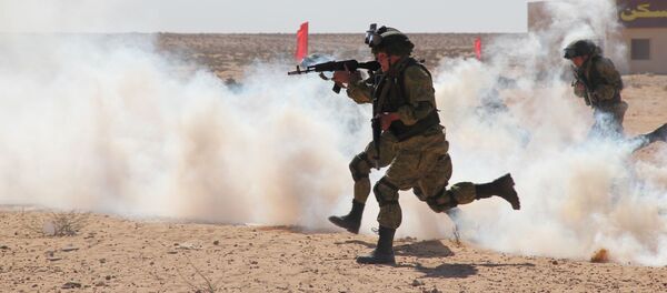 Rus askeri yetkilileri  Mısır meslektaşlarına Rusya Hava İndirme Birliklerinin paraşüt bölüğünde görev yapan askerleri hazırlama yöntemini gösterip yerleşim merkezinde eğitim çatışma gösterisini yaptılar. - Sputnik Türkiye