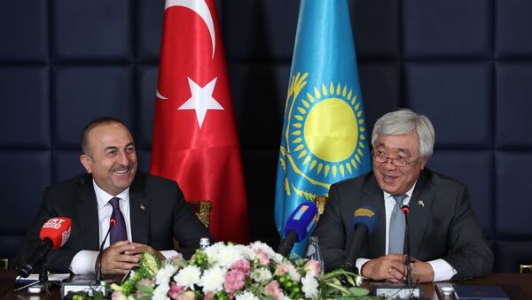 Dışişleri Bakanı Mevlüt Çavuşoğlu (solda), resmi temaslarda bulunmak üzere geldiği Kazakistan'da Kazakistan Dışişleri Bakanı Yerlan İdrisov (sağda) ile görüştü. Görüşmenin ardından iki bakan ortak basın toplantısı düzenledi. - Sputnik Türkiye