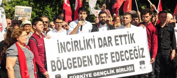 Adana'daki İncirlik 10.Tanker Üs Komutanlığı’nda bir ABD askerinin başına çuval geçirme girişiminde bulunulmasıyla ilgili Türkiye Gençlik Birliği (TGB) üyesi 3 sanığın 12’şer yıl hapis istemiyle yargılandığı davanın ilk duruşması görüldü. - Sputnik Türkiye