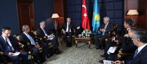 Dışişleri Bakanı Mevlüt Çavuşoğlu (solda), resmi temaslarda bulunmak üzere geldiği Kazakistan'da Kazakistan Dışişleri Bakanı Yerlan İdrisov (sağda) ile ikili ve heyetler arası görüşme gerçekleştirdi. - Sputnik Türkiye
