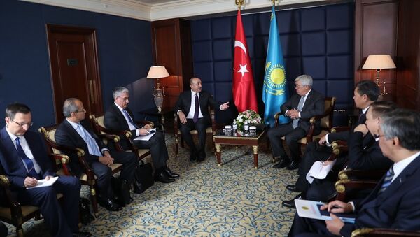 Dışişleri Bakanı Mevlüt Çavuşoğlu (solda), resmi temaslarda bulunmak üzere geldiği Kazakistan'da Kazakistan Dışişleri Bakanı Yerlan İdrisov (sağda) ile ikili ve heyetler arası görüşme gerçekleştirdi. - Sputnik Türkiye