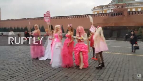 Barbie bebekler Kızıl Meydan’da protestoda - VİDEO - Sputnik Türkiye