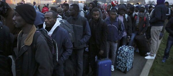 Calais sığınmacı kampının tahliyesi başladı - Sputnik Türkiye