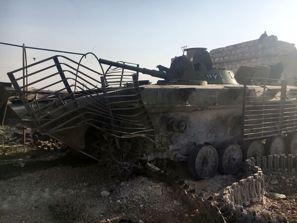 Halep’in güneyinde bulunan hava savunma üssünde zarar gören zırhlı araçlar. - Sputnik Türkiye