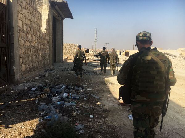 Suriye ordusunun askerleri Halep’in güneyinde operasyon için hazırlandığı anlar. - Sputnik Türkiye