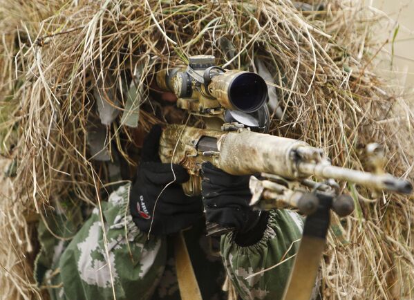 Güney Askeri Bölgesi Özel Kuvvetleri'nin Krasnodar Bölgesi'ndeki tatbikatı sırasında mevzide bulunan bir keskin nişancı. - Sputnik Türkiye