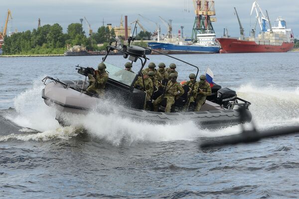 Saint Petersburg'da 7. Uluslararası Askeri Denizcilik Fuarı'nın açılışı sırasında teknede bulunan askerler. - Sputnik Türkiye